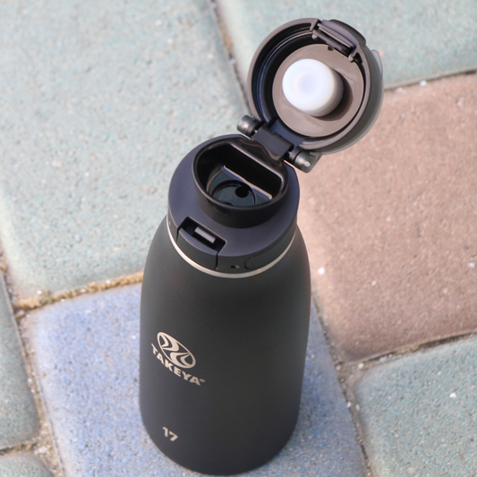 traveler-fliplocktm-lid-l2 96076-R-TravelerLid-Lifestyle-Onyx.png